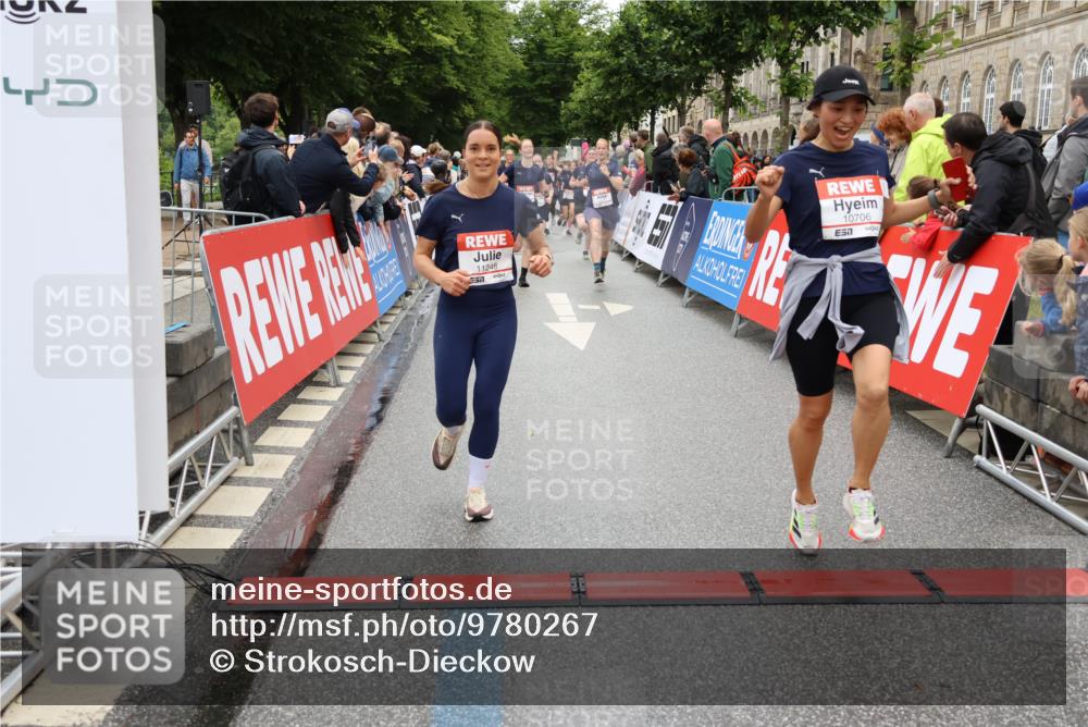 14.06.2026 - REWE Women's Run Strokosch-Dieckow http://msf.ph/oto/9780267 14.06.2026 09:58:23 Ziel 10031, 10067, 10338, 10423, 10552, 10706, 10875, 11095, 11248, 11325, 11528 meine-sportfotos.de