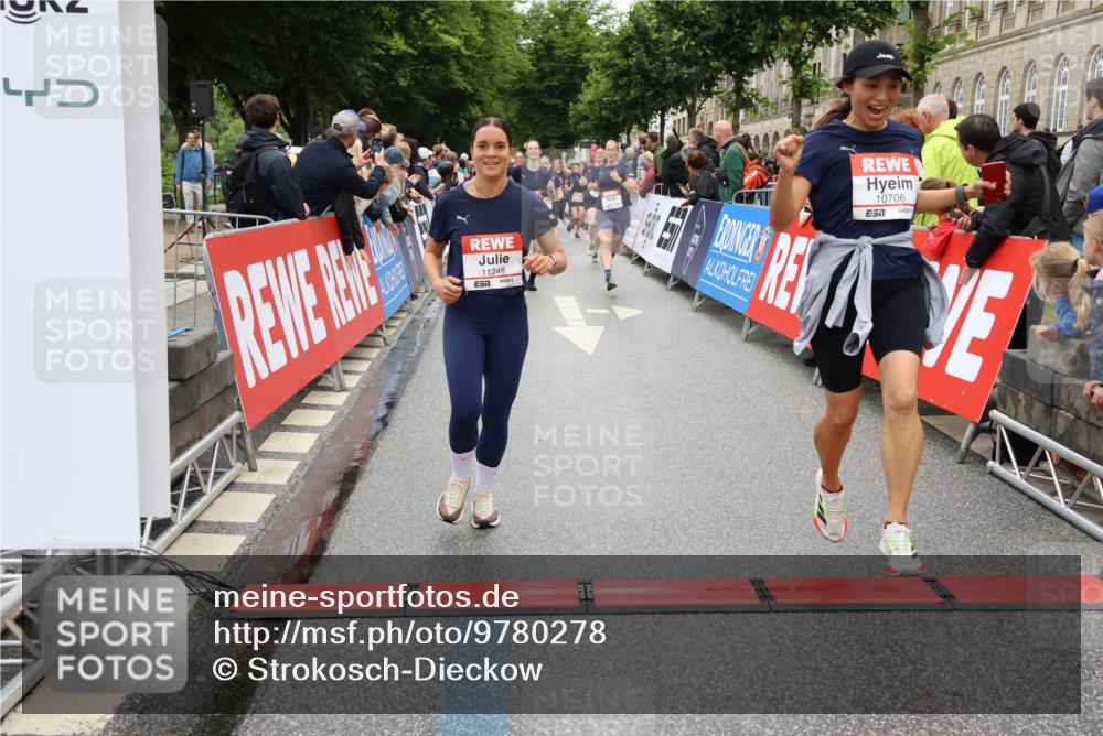 14.06.2026 - REWE Women's Run Strokosch-Dieckow http://msf.ph/oto/9780278 14.06.2026 09:58:23 Ziel 10031, 10067, 10338, 10423, 10552, 10706, 10875, 11095, 11248, 11325, 11528 meine-sportfotos.de