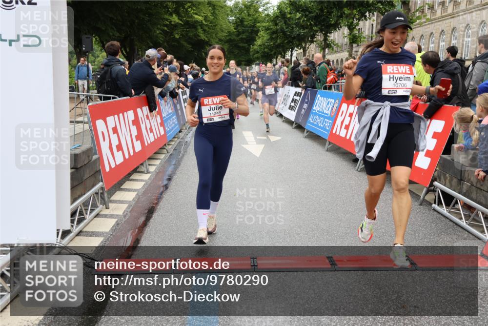 14.06.2026 - REWE Women's Run Strokosch-Dieckow http://msf.ph/oto/9780290 14.06.2026 09:58:23 Ziel 10031, 10067, 10338, 10423, 10552, 10706, 10875, 11095, 11248, 11325, 11528 meine-sportfotos.de