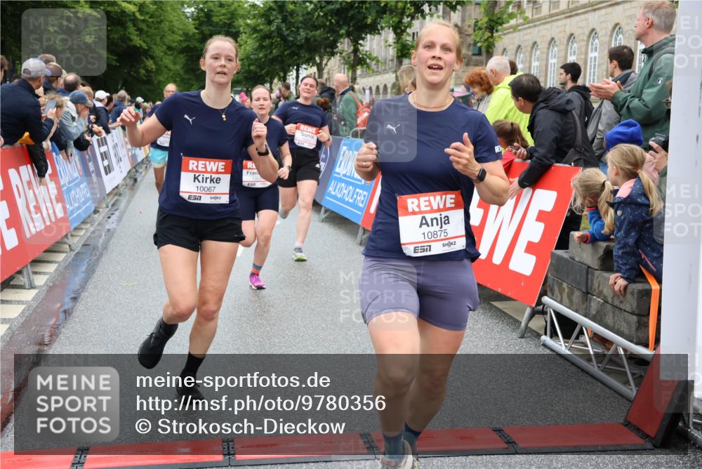 14.06.2026 - REWE Women's Run Strokosch-Dieckow http://msf.ph/oto/9780356 14.06.2026 09:58:26 Ziel 10031, 10067, 10134, 10552, 10636, 10706, 10875, 11095, 11248, 11325, 11528 meine-sportfotos.de