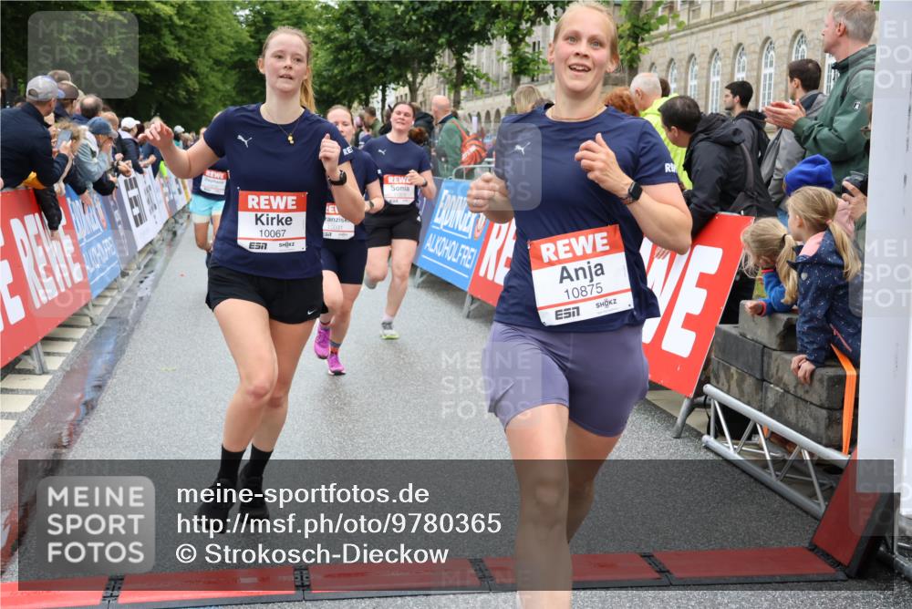 14.06.2026 - REWE Women's Run Strokosch-Dieckow http://msf.ph/oto/9780365 14.06.2026 09:58:26 Ziel 10031, 10067, 10134, 10552, 10636, 10706, 10875, 11095, 11248, 11325, 11528 meine-sportfotos.de