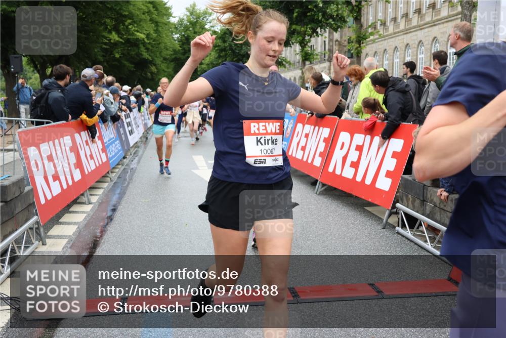 14.06.2026 - REWE Women's Run Strokosch-Dieckow http://msf.ph/oto/9780388 14.06.2026 09:58:27 Ziel 10031, 10067, 10133, 10134, 10492, 10552, 10636, 10706, 10875, 10895, 11046, 11095, 11248, 11307, 11309, 11325, 11528 meine-sportfotos.de