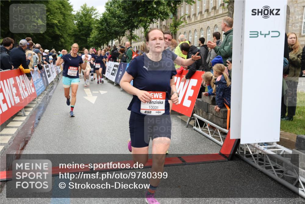 14.06.2026 - REWE Women's Run Strokosch-Dieckow http://msf.ph/oto/9780399 14.06.2026 09:58:27 Ziel 10031, 10067, 10133, 10134, 10492, 10552, 10636, 10706, 10875, 10895, 11046, 11095, 11248, 11307, 11309, 11325, 11528 meine-sportfotos.de