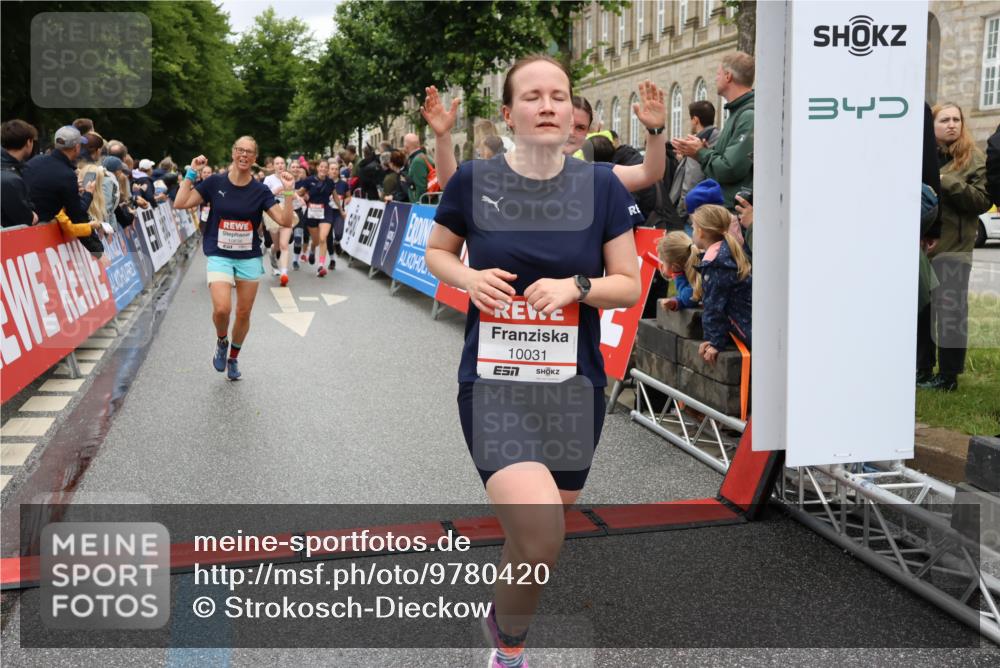 14.06.2026 - REWE Women's Run Strokosch-Dieckow http://msf.ph/oto/9780420 14.06.2026 09:58:27 Ziel 10031, 10067, 10133, 10134, 10492, 10552, 10636, 10706, 10875, 10895, 11046, 11095, 11248, 11307, 11309, 11325, 11528 meine-sportfotos.de
