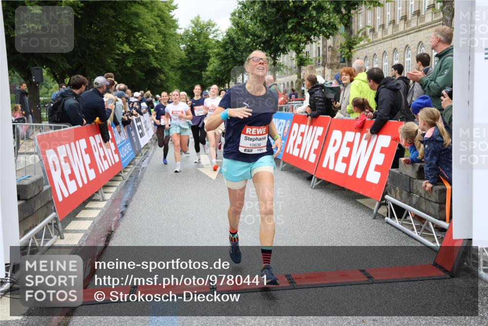 14.06.2026 - REWE Women's Run Strokosch-Dieckow http://msf.ph/oto/9780441 14.06.2026 09:58:29 Ziel 10031, 10033, 10034, 10067, 10133, 10134, 10344, 10492, 10590, 10636, 10706, 10875, 10895, 11046, 11095, 11155, 11248, 11307, 11309, 11325, 11343, 11528, 11533 meine-sportfotos.de