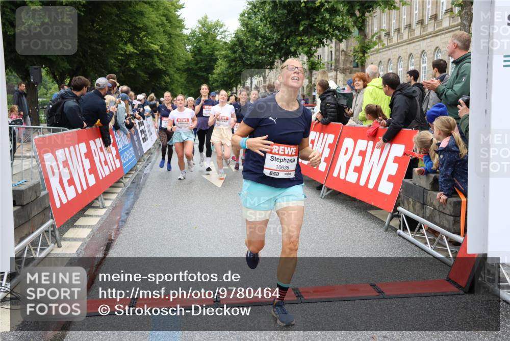 14.06.2026 - REWE Women's Run Strokosch-Dieckow http://msf.ph/oto/9780464 14.06.2026 09:58:29 Ziel 10031, 10033, 10034, 10067, 10133, 10134, 10344, 10492, 10590, 10636, 10706, 10875, 10895, 11046, 11095, 11155, 11248, 11307, 11309, 11325, 11343, 11528, 11533 meine-sportfotos.de