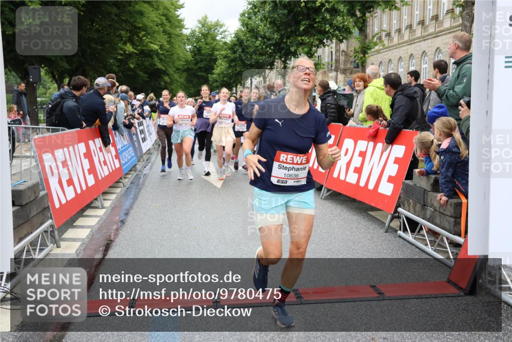 14.06.2026 - REWE Women's Run Strokosch-Dieckow http://msf.ph/oto/9780475 14.06.2026 09:58:29 Ziel 10031, 10033, 10034, 10067, 10133, 10134, 10344, 10492, 10590, 10636, 10706, 10875, 10895, 11046, 11095, 11155, 11248, 11307, 11309, 11325, 11343, 11528, 11533 meine-sportfotos.de
