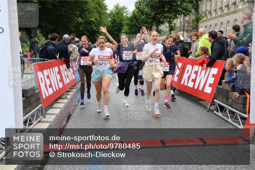 14.06.2026 - REWE Women's Run Strokosch-Dieckow http://msf.ph/oto/9780485 14.06.2026 09:58:30 Ziel 10031, 10033, 10034, 10067, 10133, 10134, 10344, 10492, 10590, 10636, 10706, 10875, 10895, 10934, 11046, 11155, 11248, 11307, 11309, 11325, 11343, 11533 meine-sportfotos.de