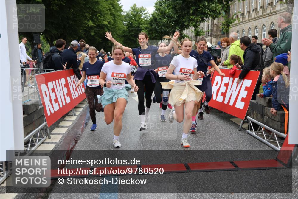 14.06.2026 - REWE Women's Run Strokosch-Dieckow http://msf.ph/oto/9780520 14.06.2026 09:58:30 Ziel 10031, 10033, 10034, 10067, 10133, 10134, 10344, 10492, 10590, 10636, 10706, 10875, 10895, 10934, 11046, 11155, 11248, 11307, 11309, 11325, 11343, 11533 meine-sportfotos.de
