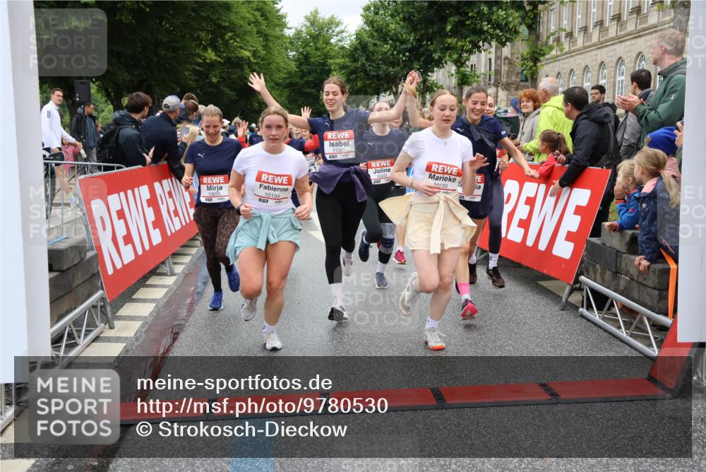14.06.2026 - REWE Women's Run Strokosch-Dieckow http://msf.ph/oto/9780530 14.06.2026 09:58:31 Ziel 10031, 10033, 10034, 10067, 10092, 10133, 10134, 10344, 10492, 10590, 10636, 10706, 10875, 10895, 10934, 11046, 11155, 11248, 11307, 11309, 11325, 11343, 11386, 11533 meine-sportfotos.de