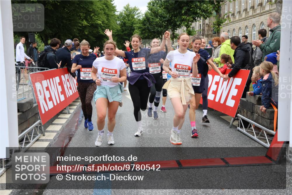 14.06.2026 - REWE Women's Run Strokosch-Dieckow http://msf.ph/oto/9780542 14.06.2026 09:58:31 Ziel 10031, 10033, 10034, 10067, 10092, 10133, 10134, 10344, 10492, 10590, 10636, 10706, 10875, 10895, 10934, 11046, 11155, 11248, 11307, 11309, 11325, 11343, 11386, 11533 meine-sportfotos.de