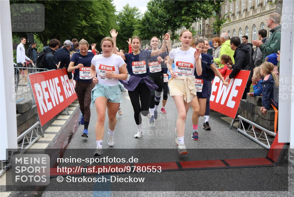 14.06.2026 - REWE Women's Run Strokosch-Dieckow http://msf.ph/oto/9780553 14.06.2026 09:58:31 Ziel 10031, 10033, 10034, 10067, 10092, 10133, 10134, 10344, 10492, 10590, 10636, 10706, 10875, 10895, 10934, 11046, 11155, 11248, 11307, 11309, 11325, 11343, 11386, 11533 meine-sportfotos.de