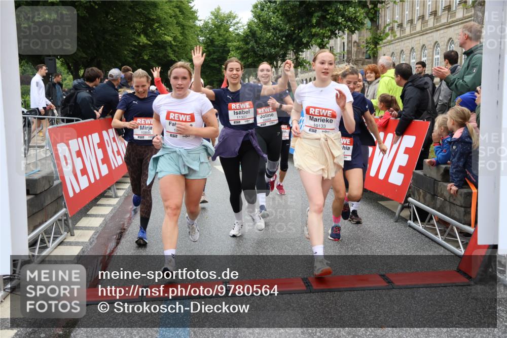14.06.2026 - REWE Women's Run Strokosch-Dieckow http://msf.ph/oto/9780564 14.06.2026 09:58:31 Ziel 10031, 10033, 10034, 10067, 10092, 10133, 10134, 10344, 10492, 10590, 10636, 10706, 10875, 10895, 10934, 11046, 11155, 11248, 11307, 11309, 11325, 11343, 11386, 11533 meine-sportfotos.de