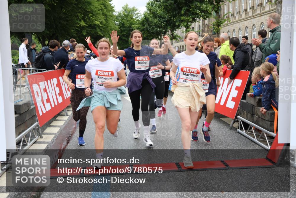 14.06.2026 - REWE Women's Run Strokosch-Dieckow http://msf.ph/oto/9780575 14.06.2026 09:58:31 Ziel 10031, 10033, 10034, 10067, 10092, 10133, 10134, 10344, 10492, 10590, 10636, 10706, 10875, 10895, 10934, 11046, 11155, 11248, 11307, 11309, 11325, 11343, 11386, 11533 meine-sportfotos.de