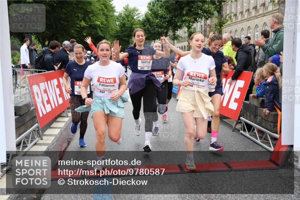 14.06.2026 - REWE Women's Run Strokosch-Dieckow http://msf.ph/oto/9780587 14.06.2026 09:58:31 Ziel 10031, 10033, 10034, 10067, 10092, 10133, 10134, 10344, 10492, 10590, 10636, 10706, 10875, 10895, 10934, 11046, 11155, 11248, 11307, 11309, 11325, 11343, 11386, 11533 meine-sportfotos.de