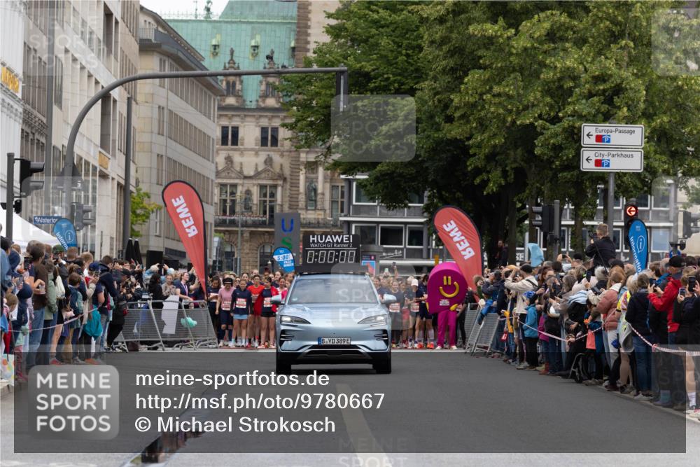 14.06.2026 - REWE Women's Run Michael Strokosch http://msf.ph/oto/9780667 14.06.2026 10:30:06 Laufen 5, 00, 0, 00, 00, 389 meine-sportfotos.de