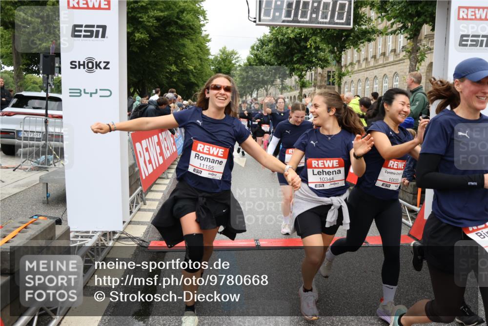 14.06.2026 - REWE Women's Run Strokosch-Dieckow http://msf.ph/oto/9780668 14.06.2026 09:58:34 Ziel 10031, 10033, 10034, 10067, 10092, 10133, 10134, 10341, 10344, 10492, 10590, 10636, 10659, 10661, 10811, 10895, 10934, 11046, 11155, 11307, 11309, 11325, 11332, 11343, 11386, 11477, 11533 meine-sportfotos.de
