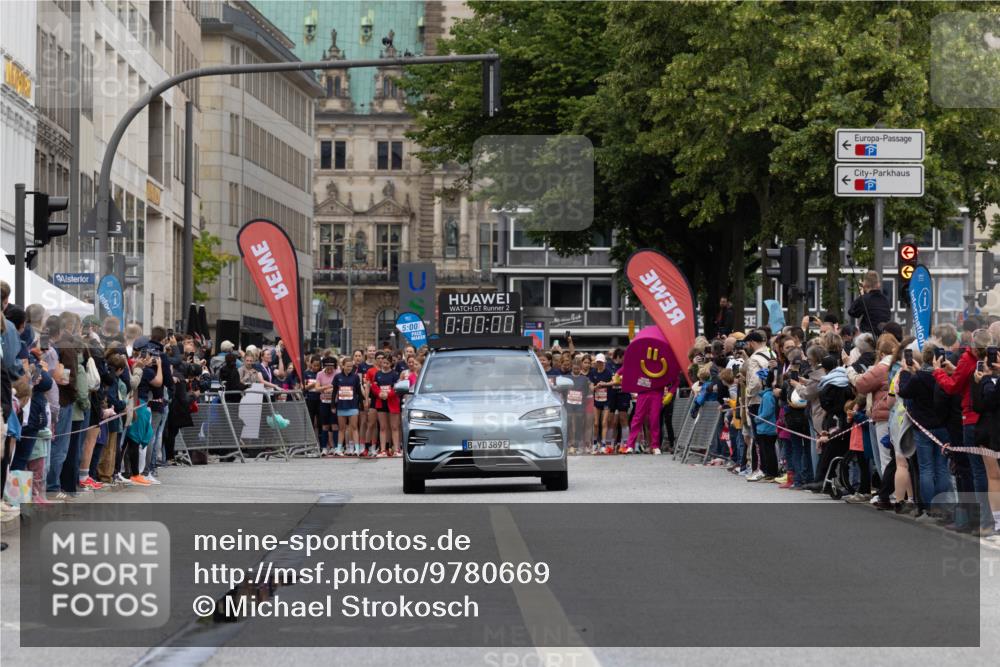 14.06.2026 - REWE Women's Run Michael Strokosch http://msf.ph/oto/9780669 14.06.2026 10:30:08 Laufen 5, 00, 2, 0, 00, 00, 389 meine-sportfotos.de