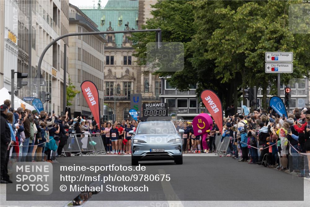14.06.2026 - REWE Women's Run Michael Strokosch http://msf.ph/oto/9780675 14.06.2026 10:30:31 Laufen 5, 00, 2, 0, 00, 00, 389 meine-sportfotos.de