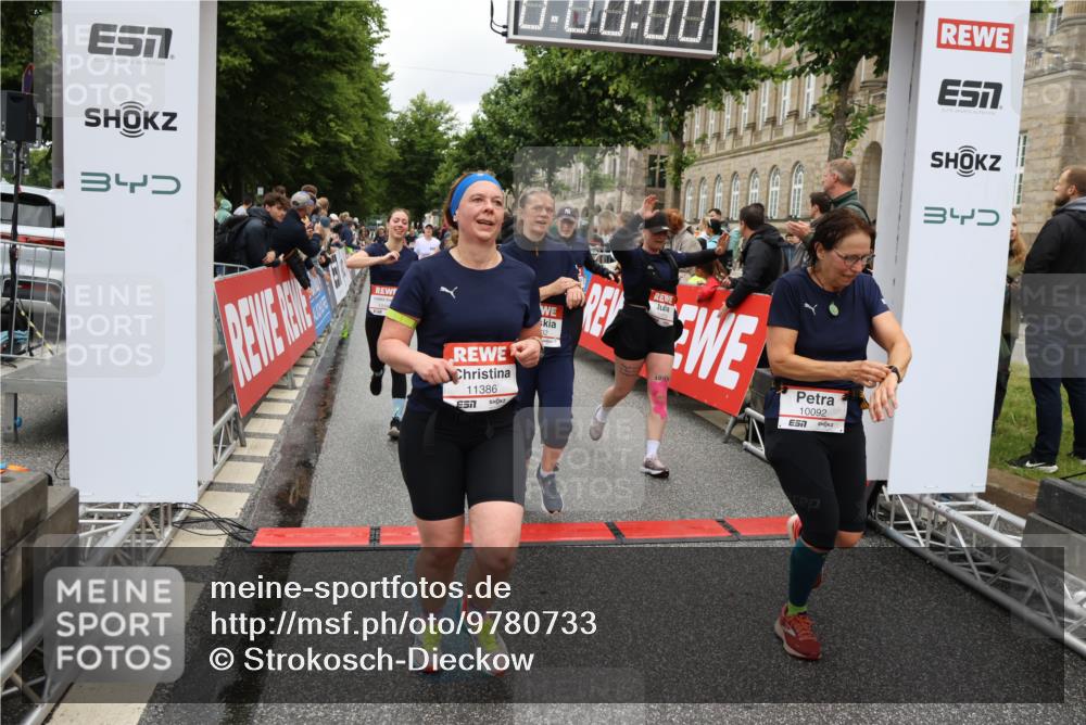 14.06.2026 - REWE Women's Run Strokosch-Dieckow http://msf.ph/oto/9780733 14.06.2026 09:58:36 Ziel 10033, 10034, 10092, 10133, 10134, 10341, 10344, 10492, 10590, 10636, 10659, 10661, 10811, 10895, 10934, 10937, 11046, 11155, 11307, 11309, 11332, 11343, 11386, 11477, 11533 meine-sportfotos.de