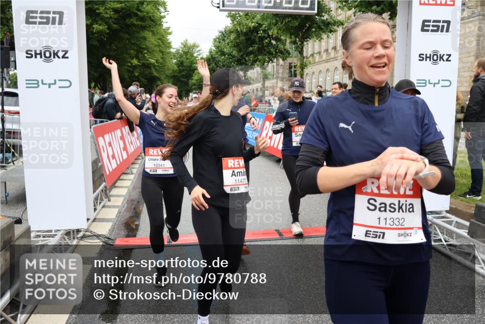 14.06.2026 - REWE Women's Run Strokosch-Dieckow http://msf.ph/oto/9780788 14.06.2026 09:58:37 Ziel 10033, 10034, 10092, 10133, 10134, 10341, 10344, 10492, 10590, 10659, 10661, 10811, 10895, 10934, 10937, 11046, 11155, 11307, 11309, 11332, 11343, 11386, 11477, 11533 meine-sportfotos.de