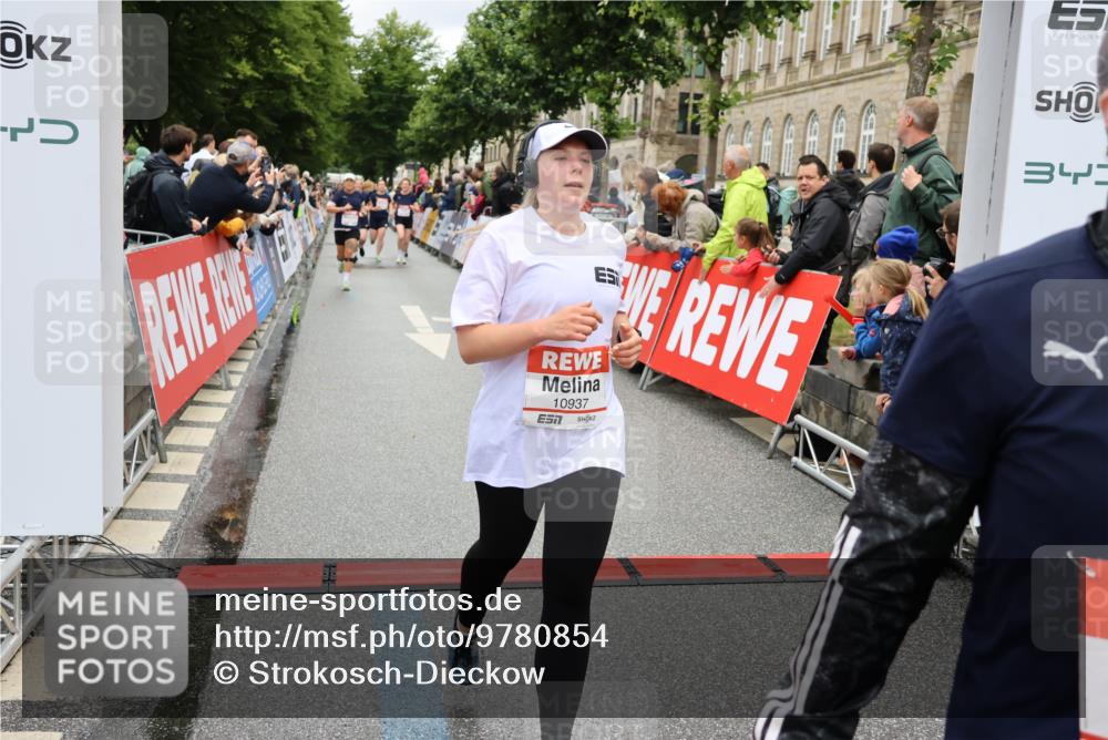 14.06.2026 - REWE Women's Run Strokosch-Dieckow http://msf.ph/oto/9780854 14.06.2026 09:58:40 Ziel 10033, 10034, 10092, 10341, 10344, 10590, 10659, 10661, 10811, 10934, 10937, 11155, 11332, 11343, 11386, 11411, 11477, 11533 meine-sportfotos.de