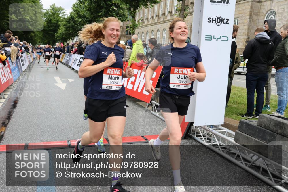 14.06.2026 - REWE Women's Run Strokosch-Dieckow http://msf.ph/oto/9780928 14.06.2026 09:58:46 Ziel 10054, 10056, 10427, 10680, 10937, 11411 meine-sportfotos.de