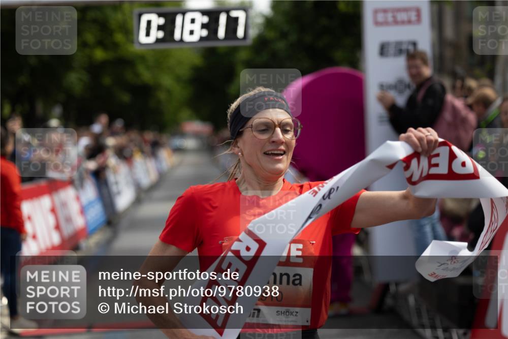 14.06.2026 - REWE Women's Run Michael Strokosch http://msf.ph/oto/9780938 14.06.2026 10:48:49 Laufen 0, 18, 17, 850, 910 meine-sportfotos.de