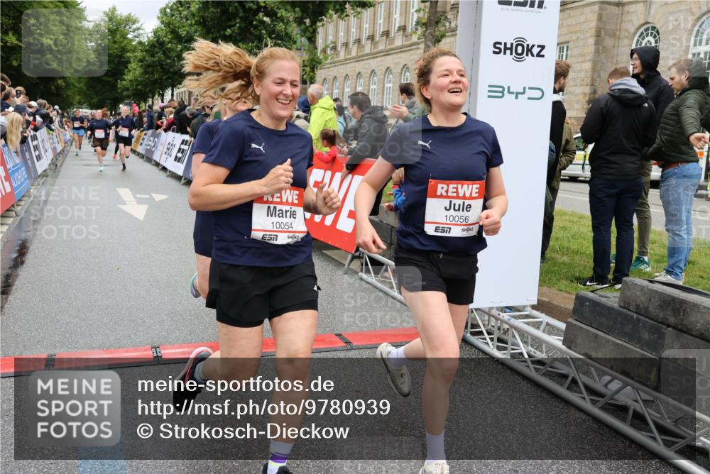 14.06.2026 - REWE Women's Run Strokosch-Dieckow http://msf.ph/oto/9780939 14.06.2026 09:58:46 Ziel 10054, 10056, 10427, 10680, 10937, 11411 meine-sportfotos.de