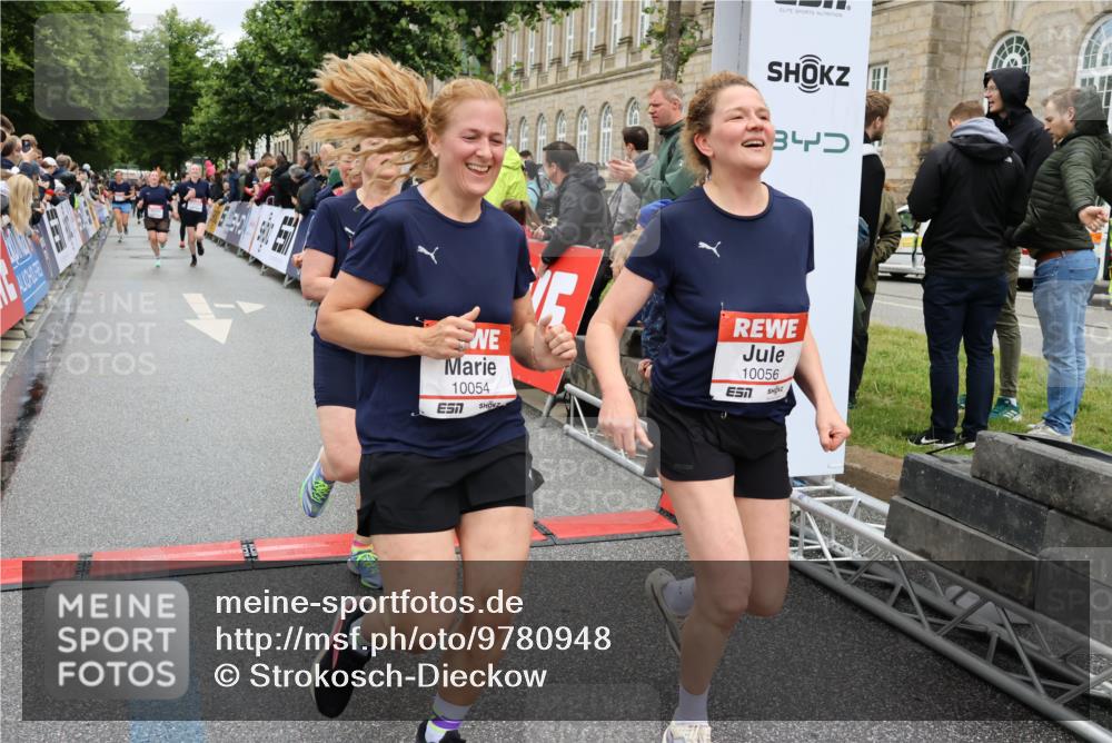 14.06.2026 - REWE Women's Run Strokosch-Dieckow http://msf.ph/oto/9780948 14.06.2026 09:58:46 Ziel 10054, 10056, 10427, 10680, 10937, 11411 meine-sportfotos.de