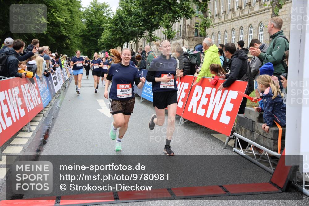 14.06.2026 - REWE Women's Run Strokosch-Dieckow http://msf.ph/oto/9780981 14.06.2026 09:58:50 Ziel 10054, 10056, 10065, 10070, 10292, 10410, 10427, 10680, 10784, 11411 meine-sportfotos.de