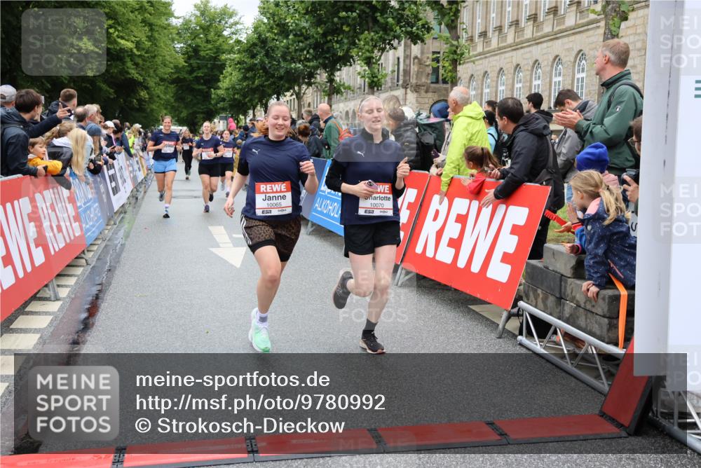 14.06.2026 - REWE Women's Run Strokosch-Dieckow http://msf.ph/oto/9780992 14.06.2026 09:58:50 Ziel 10054, 10056, 10065, 10070, 10292, 10410, 10427, 10680, 10784, 11411 meine-sportfotos.de
