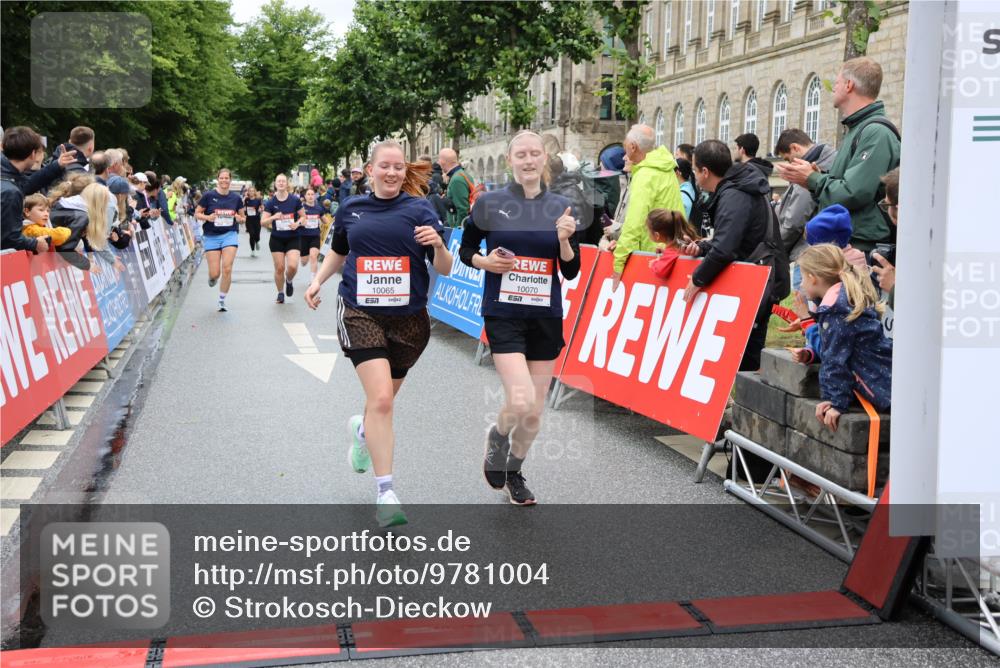 14.06.2026 - REWE Women's Run Strokosch-Dieckow http://msf.ph/oto/9781004 14.06.2026 09:58:50 Ziel 10054, 10056, 10065, 10070, 10292, 10410, 10427, 10680, 10784, 11411 meine-sportfotos.de
