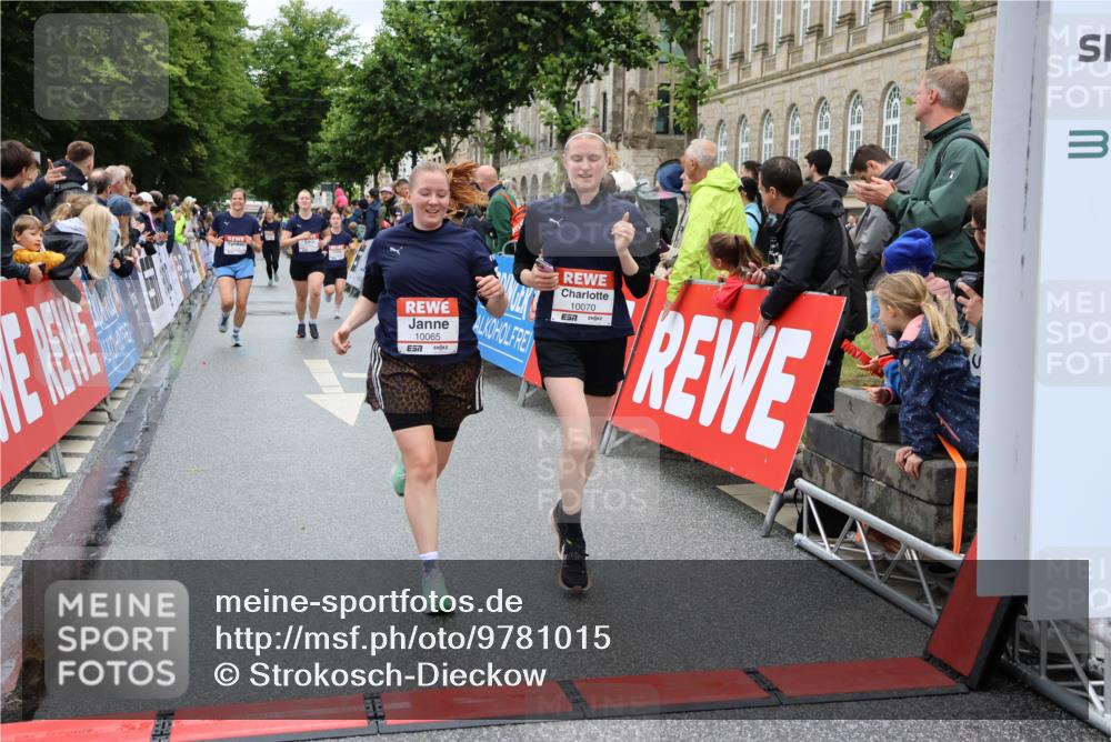 14.06.2026 - REWE Women's Run Strokosch-Dieckow http://msf.ph/oto/9781015 14.06.2026 09:58:50 Ziel 10054, 10056, 10065, 10070, 10292, 10410, 10427, 10680, 10784, 11411 meine-sportfotos.de