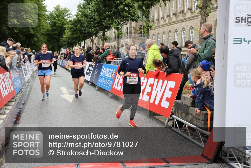 14.06.2026 - REWE Women's Run Strokosch-Dieckow http://msf.ph/oto/9781027 14.06.2026 09:58:52 Ziel 10054, 10056, 10065, 10070, 10292, 10410, 10427, 10680, 10784, 11411, 11427 meine-sportfotos.de