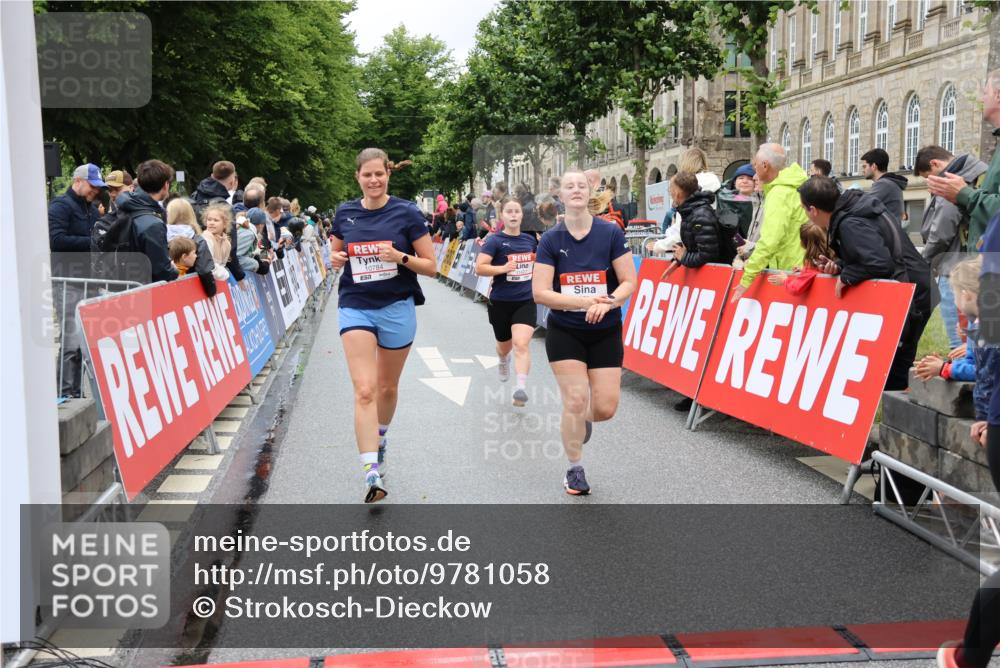 14.06.2026 - REWE Women's Run Strokosch-Dieckow http://msf.ph/oto/9781058 14.06.2026 09:58:54 Ziel 10065, 10070, 10292, 10410, 10427, 10680, 10784, 11427 meine-sportfotos.de