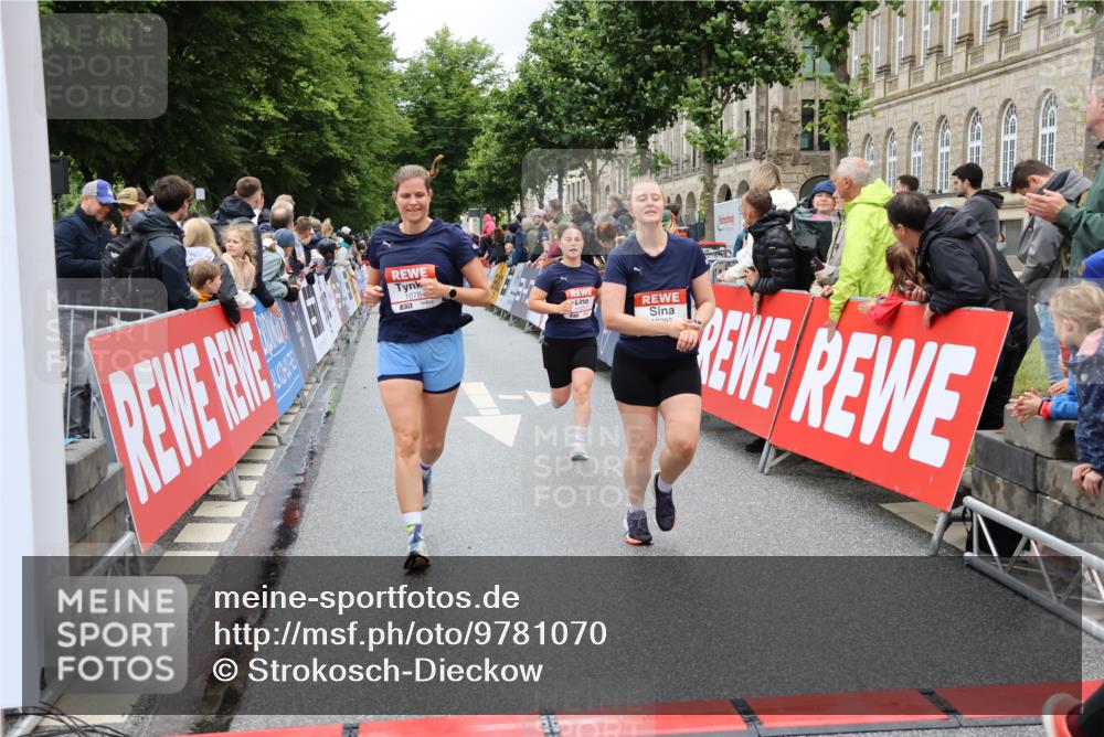 14.06.2026 - REWE Women's Run Strokosch-Dieckow http://msf.ph/oto/9781070 14.06.2026 09:58:54 Ziel 10065, 10070, 10292, 10410, 10427, 10680, 10784, 11427 meine-sportfotos.de