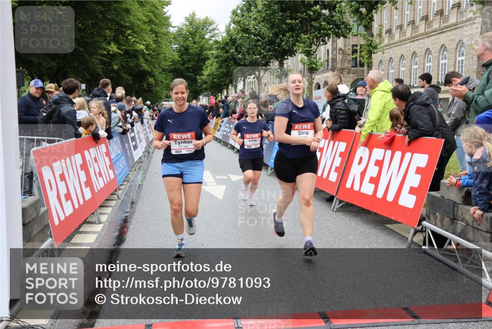 14.06.2026 - REWE Women's Run Strokosch-Dieckow http://msf.ph/oto/9781093 14.06.2026 09:58:54 Ziel 10065, 10070, 10292, 10410, 10427, 10680, 10784, 11427 meine-sportfotos.de