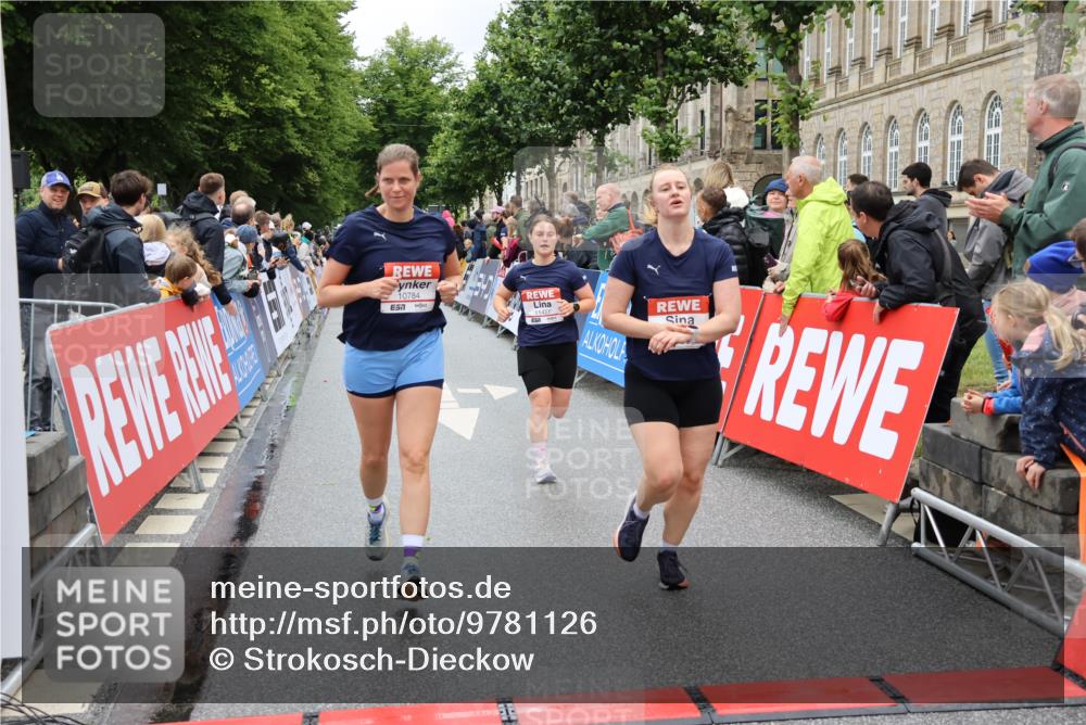 14.06.2026 - REWE Women's Run Strokosch-Dieckow http://msf.ph/oto/9781126 14.06.2026 09:58:54 Ziel 10065, 10070, 10292, 10410, 10427, 10680, 10784, 11427 meine-sportfotos.de