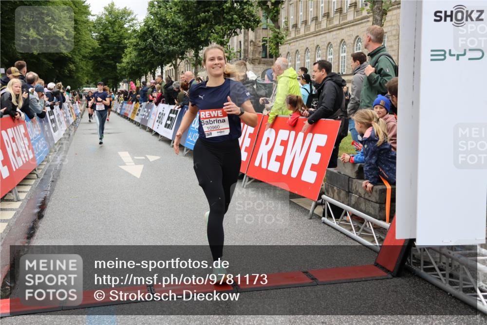 14.06.2026 - REWE Women's Run Strokosch-Dieckow http://msf.ph/oto/9781173 14.06.2026 09:58:59 Ziel 10065, 10070, 10292, 10410, 10784, 10879, 10960, 11427 meine-sportfotos.de