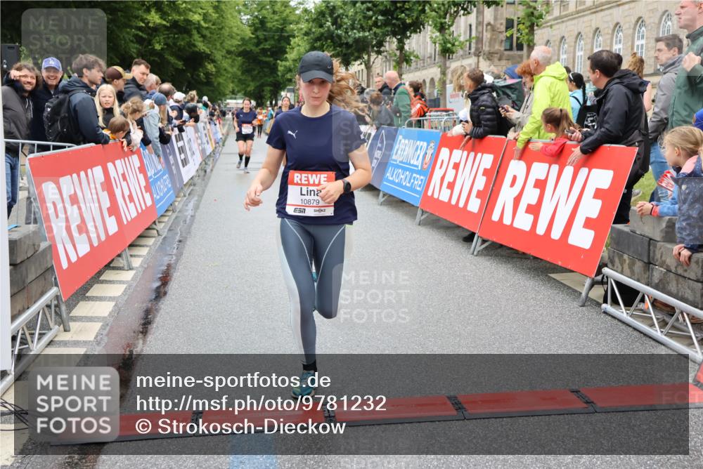 14.06.2026 - REWE Women's Run Strokosch-Dieckow http://msf.ph/oto/9781232 14.06.2026 09:59:03 Ziel 10172, 10879, 10960, 11427 meine-sportfotos.de