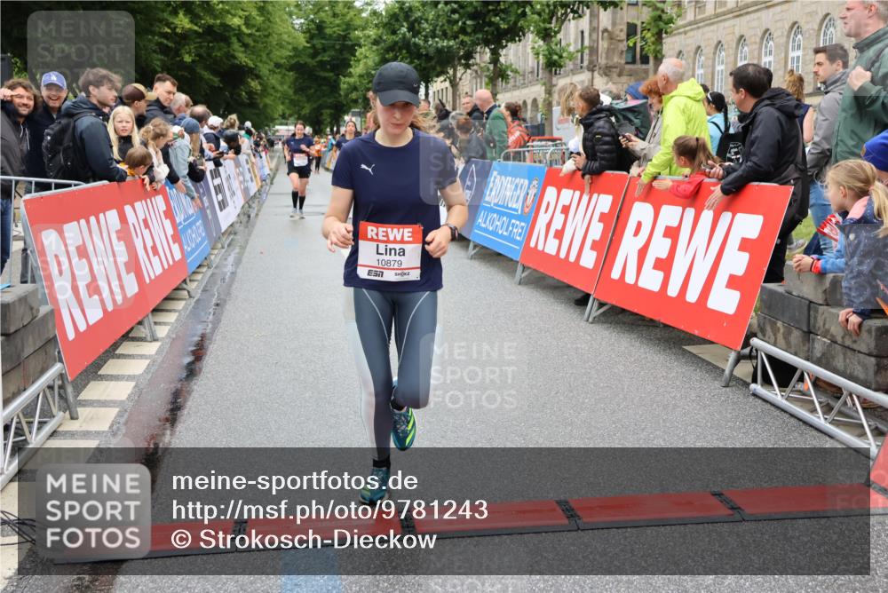 14.06.2026 - REWE Women's Run Strokosch-Dieckow http://msf.ph/oto/9781243 14.06.2026 09:59:03 Ziel 10172, 10879, 10960, 11427 meine-sportfotos.de