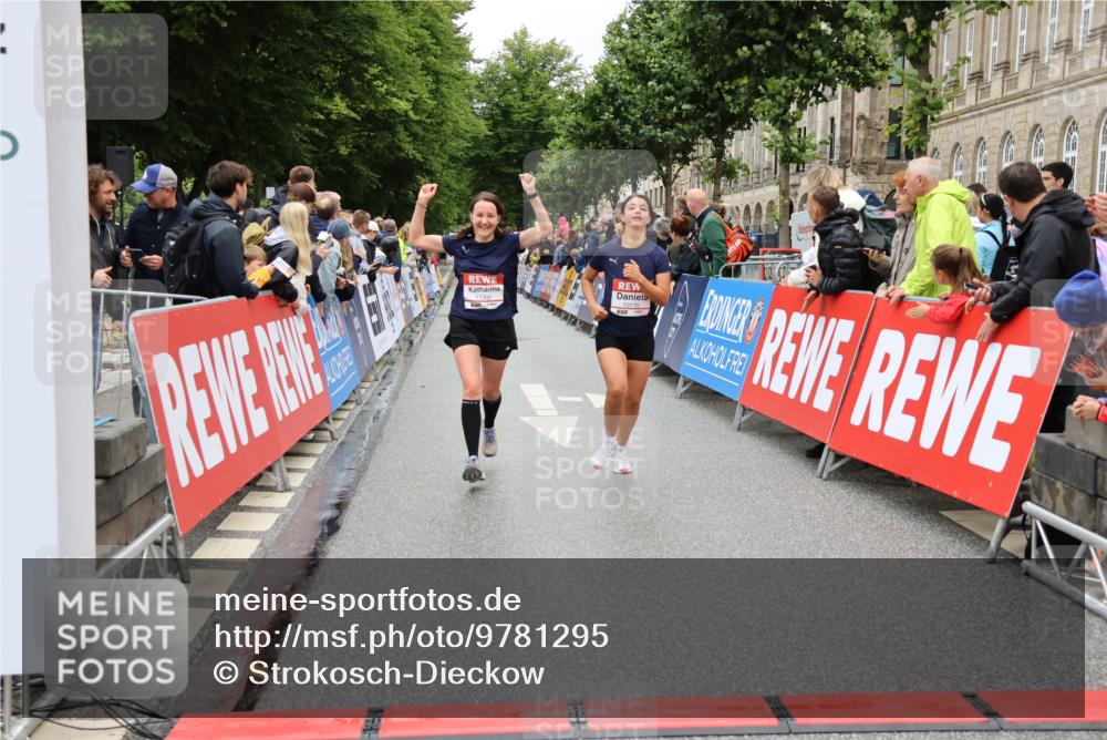 14.06.2026 - REWE Women's Run Strokosch-Dieckow http://msf.ph/oto/9781295 14.06.2026 09:59:07 Ziel 10172, 10879, 10960, 11341 meine-sportfotos.de
