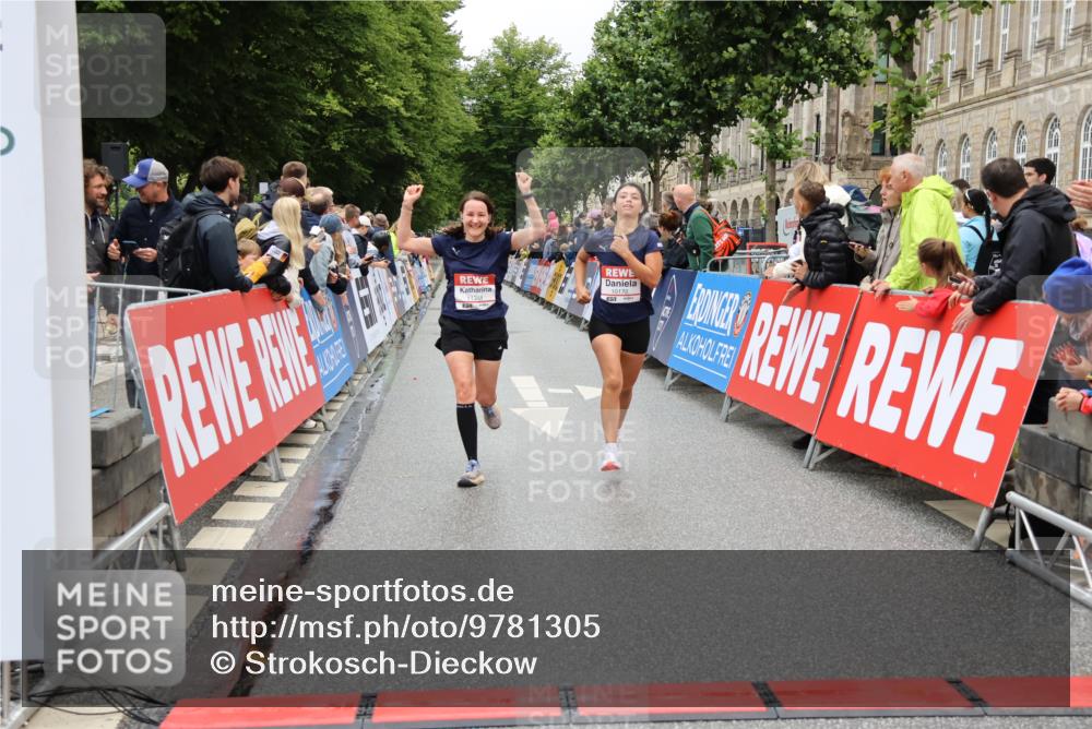 14.06.2026 - REWE Women's Run Strokosch-Dieckow http://msf.ph/oto/9781305 14.06.2026 09:59:07 Ziel 10172, 10879, 10960, 11341 meine-sportfotos.de