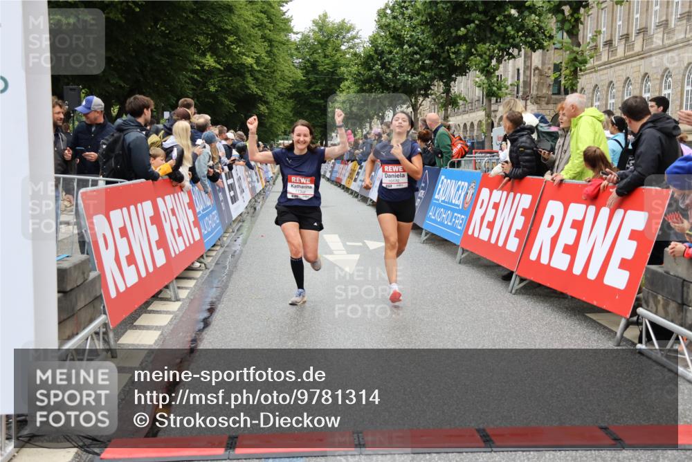 14.06.2026 - REWE Women's Run Strokosch-Dieckow http://msf.ph/oto/9781314 14.06.2026 09:59:07 Ziel 10172, 10879, 10960, 11341 meine-sportfotos.de