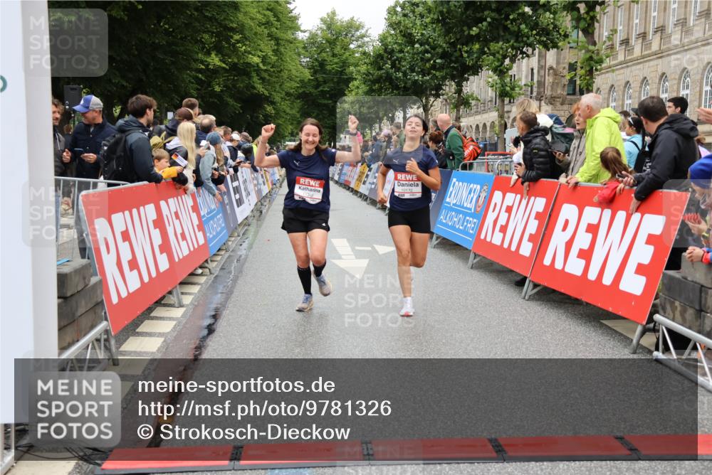 14.06.2026 - REWE Women's Run Strokosch-Dieckow http://msf.ph/oto/9781326 14.06.2026 09:59:07 Ziel 10172, 10879, 10960, 11341 meine-sportfotos.de