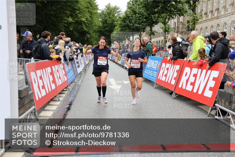 14.06.2026 - REWE Women's Run Strokosch-Dieckow http://msf.ph/oto/9781336 14.06.2026 09:59:07 Ziel 10172, 10879, 10960, 11341 meine-sportfotos.de
