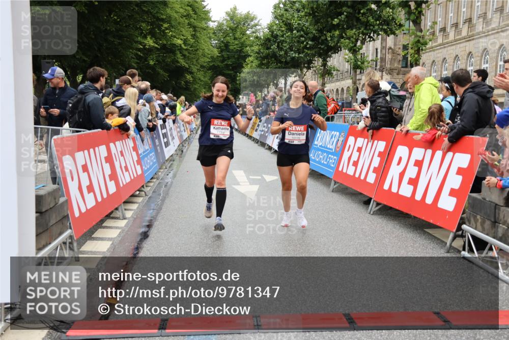 14.06.2026 - REWE Women's Run Strokosch-Dieckow http://msf.ph/oto/9781347 14.06.2026 09:59:07 Ziel 10172, 10879, 10960, 11341 meine-sportfotos.de