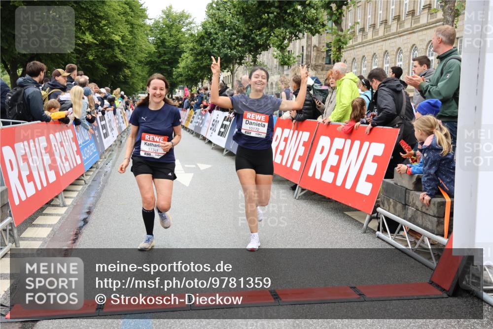 14.06.2026 - REWE Women's Run Strokosch-Dieckow http://msf.ph/oto/9781359 14.06.2026 09:59:07 Ziel 10172, 10879, 10960, 11341 meine-sportfotos.de