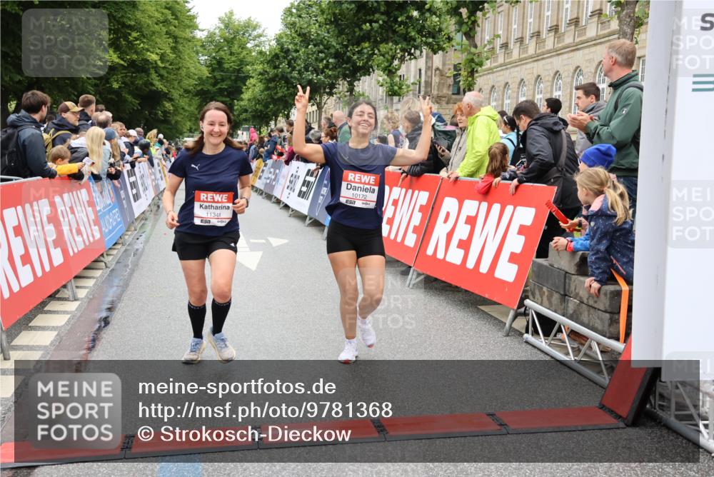 14.06.2026 - REWE Women's Run Strokosch-Dieckow http://msf.ph/oto/9781368 14.06.2026 09:59:08 Ziel 10172, 10879, 11341, 11382 meine-sportfotos.de